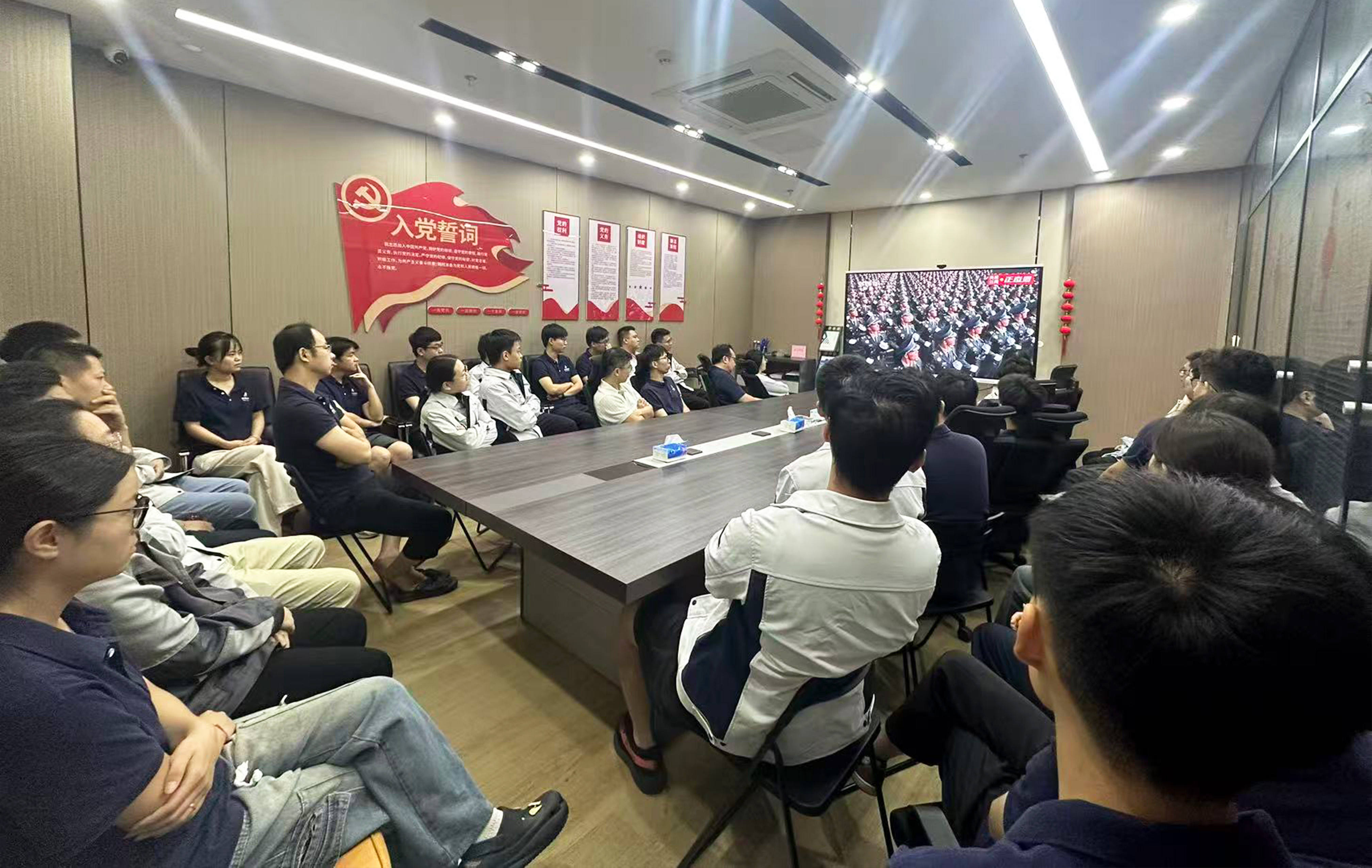 铭记历史 致敬荣光 | 香蕉视频组织观看抗战胜利80周年阅兵盛典